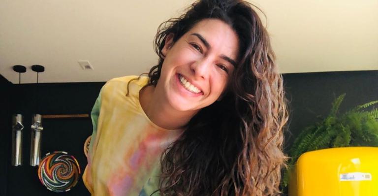 Fernanda Paes Leme se emociona com música tocada por vizinho violinista