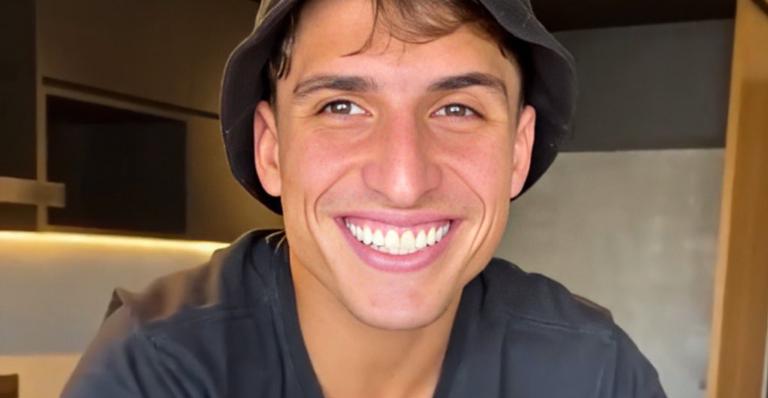 Ex-BBB Felipe Prior compartilha registros raríssimos do começo de sua faculdade