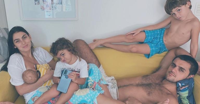 Felipe Simas divide momento cheio de amor com os filhos e caras e bocas dos herdeiros roubam a cena