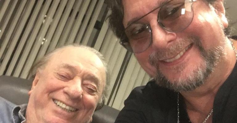 Após cirurgia, filho de Raul Gil posta vídeo do pai cantando e diz: ”Mais um pouquinho e ele sai”