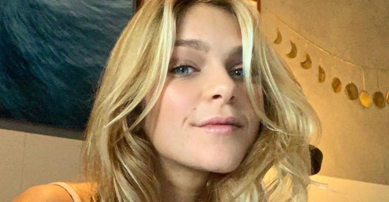 Em casa, Isabella Santoni celebra aniversário com família e namorado: ”Começando as comemorações”