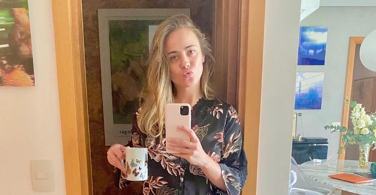 Juliana Silveira brinca ao mostrar uniforme da quarentena e recebe elogios: ”Maravilhosa”