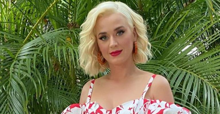 Na reta final da gravidez, Katy Perry mostra o barrigão de oito meses durante live