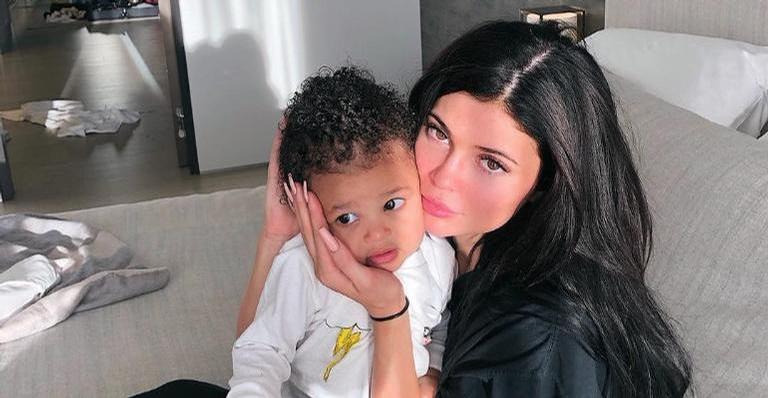 Kylie Jenner encanta ao mostrar a filha, Stormi, preparada para jogar tênis