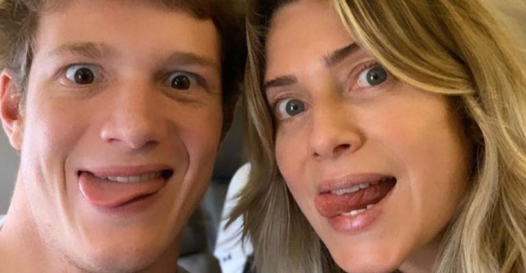 Leticia Spiller surge agarradinha com o filho, Pedro Novaes em clique na montanha