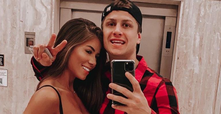 Lucas Gallina surge com a namorada em clima de verão e recebe elogios dos internautas