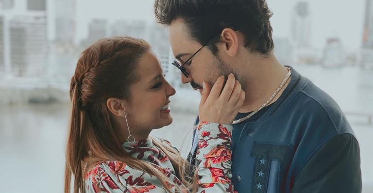 Maiara solta fogos de artifício para comemorar 1 ano de namoro com Fernando Zor
