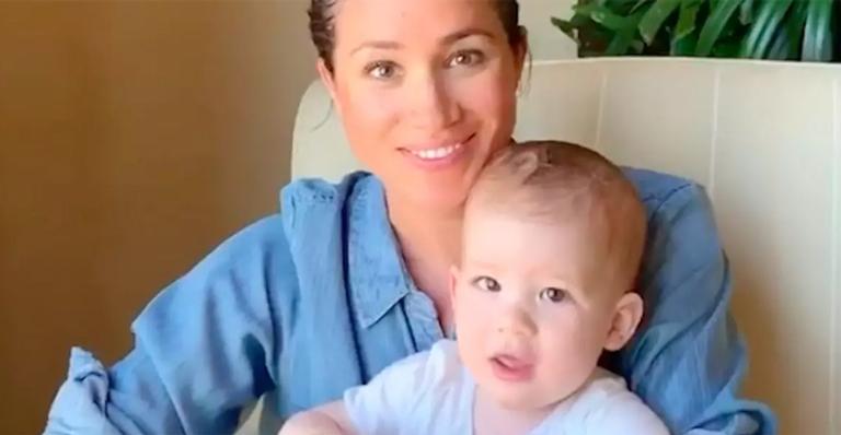Meghan Markle aparece lendo para Archie no aniversário de um ano do filho
