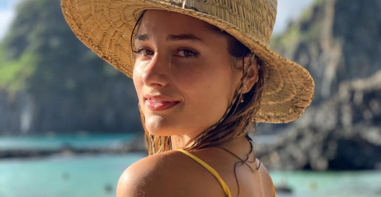 Sasha Meneghel recebe elogios ao posar com chapéu de palha: ”A beleza vem de família”