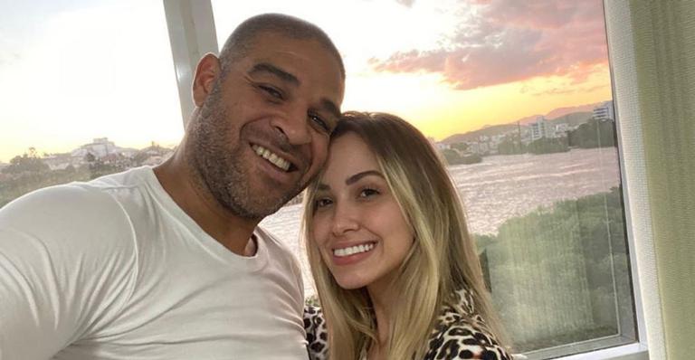 Adriano Imperador posa com a namorada em clima de romance