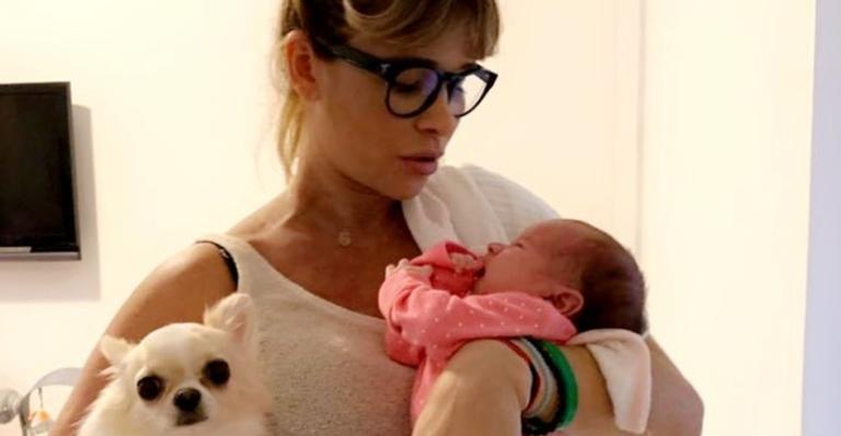 Dany Bananinha exibe filha em momento de descanso e explode o fofurômetro na web