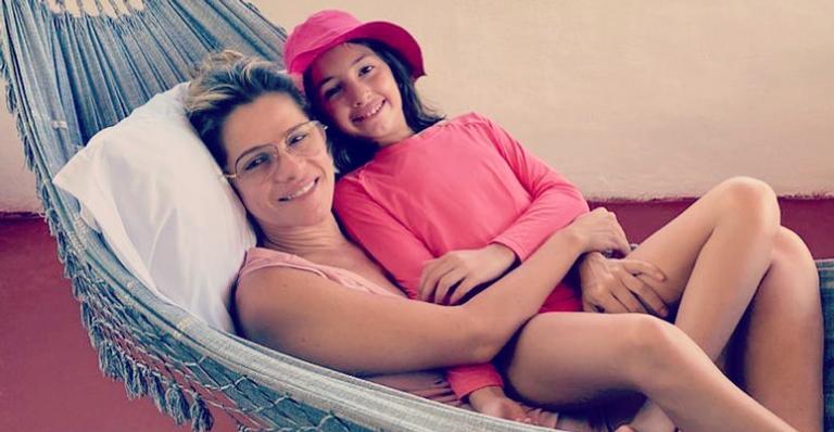 Ingrid Guimarães se derrete ao mostrar a filha ajudando ela no trabalho: ”A gente se reinventa”