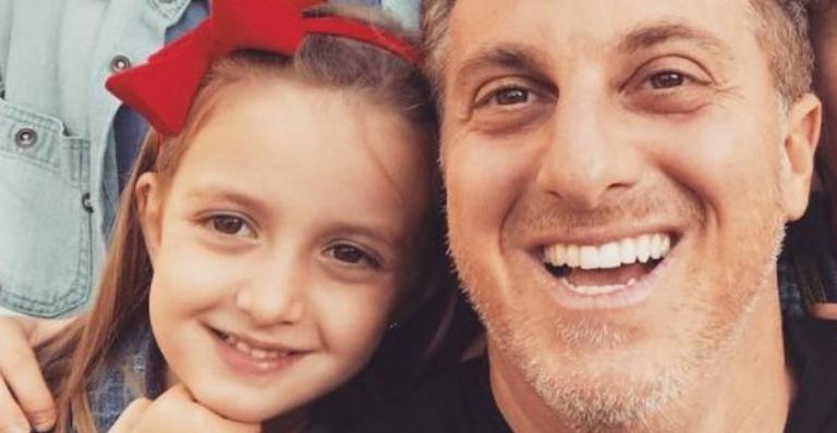 Luciano Huck faz aula de balé online a pedido da filha e explode o fofurômetro