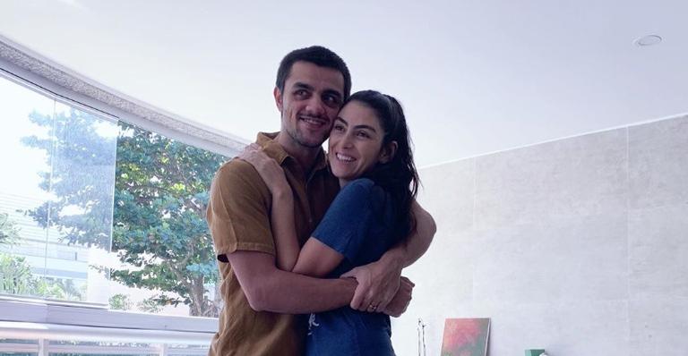 Durante quarentena, Mariana Uhlmann fala sobre rotina com Felipe Simas e três filhos
