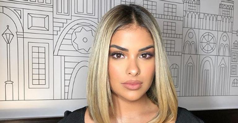 Na cama, Munik Nunes surge de topless e esquenta web: ”Deusa”