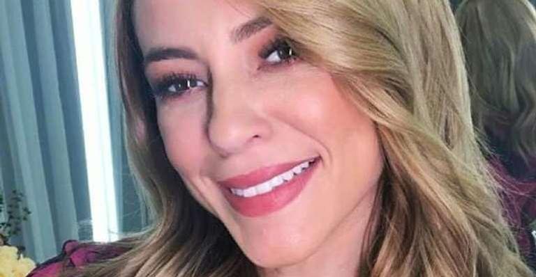 De laço na cabeça, Paolla Oliveira surge toda menininha e chama atenção: ”Princesa”