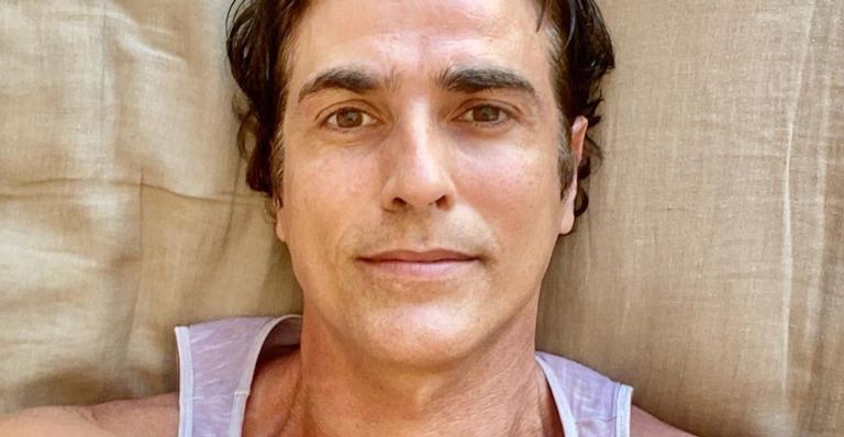 Reynaldo Gianecchini compra cama de casal para seus cachorrinhos e encanta web: ”Que lindezas”