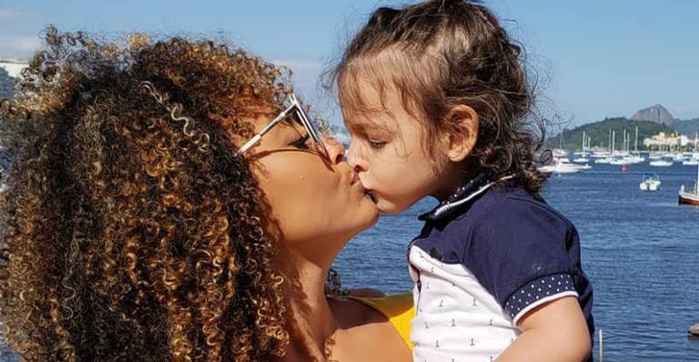 Sheron Menezzes surge fazendo yoga com o filho e faz bela reflexão: ”Nossa conexão”
