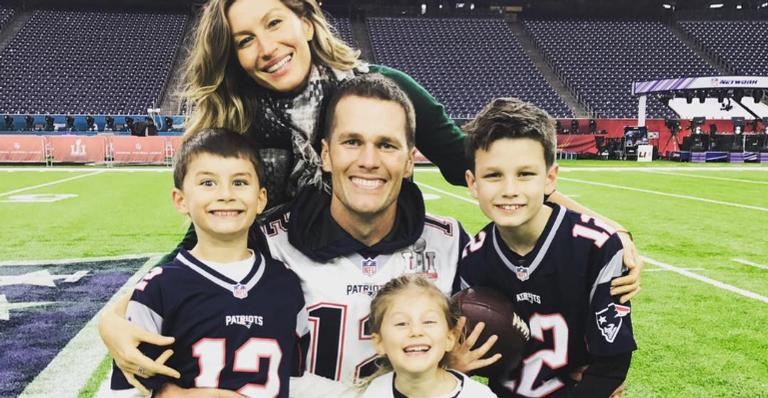 Marido de Gisele Bündchen compartilha foto encantadora da filha dormindo com os cachorros da família