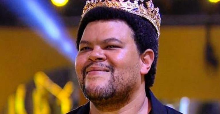 Babu Santana mostra crachá da TV Globo e comemora: ”Paizão não tá mais desempregado”