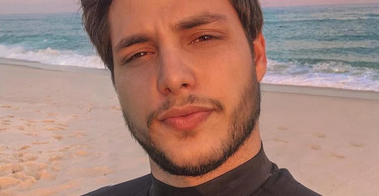 Descamisado, Bruno Guedes relembra dia de praia e confessa: ”Uma saudade daquelas”
