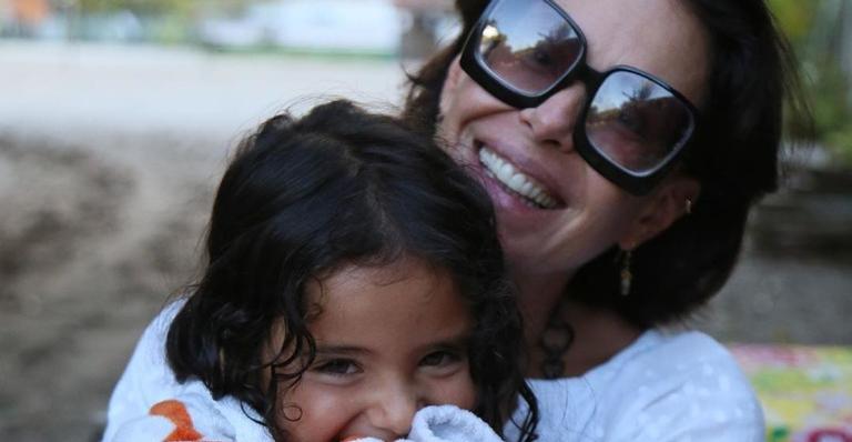 Carolina Ferraz celebra cinco anos da filha, Isabel: ”Raio de sol em nossas vidas”