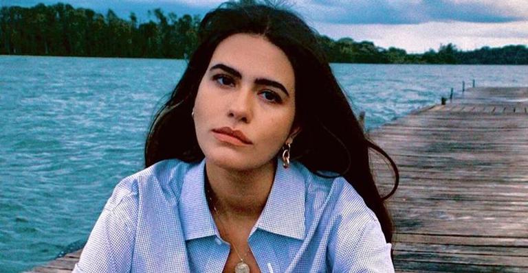 Em casa, Antonia Morais posa com look todo verde e brinca: ”Sextou, quarenteners”