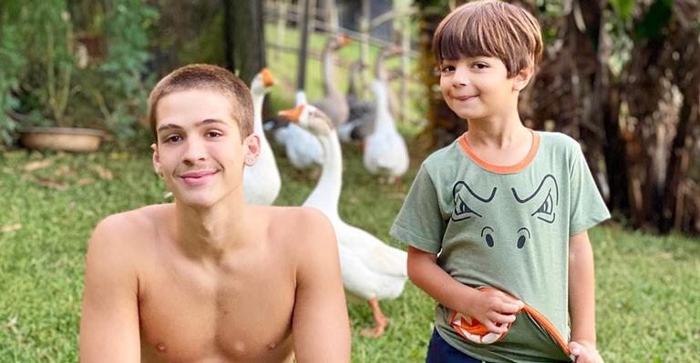 Em quarentena, João Guilherme aproveita tempo com o irmão mais novo: ”Criança mais legal de todas”