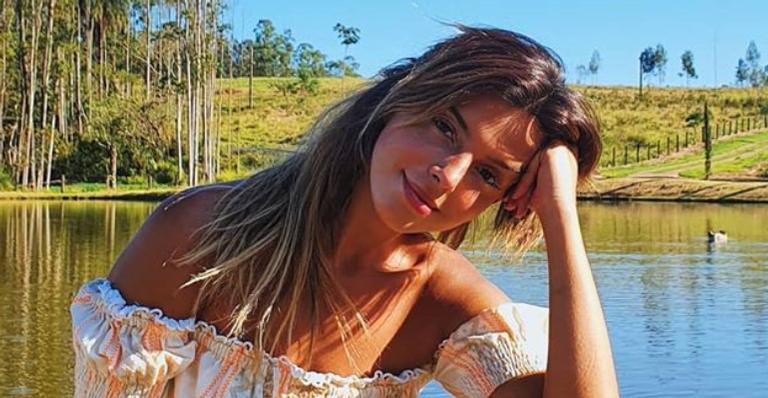 Giovanna Lancellotti posa com look feito pela avó e ganha elogios de fãs: ”Gata estilosa”