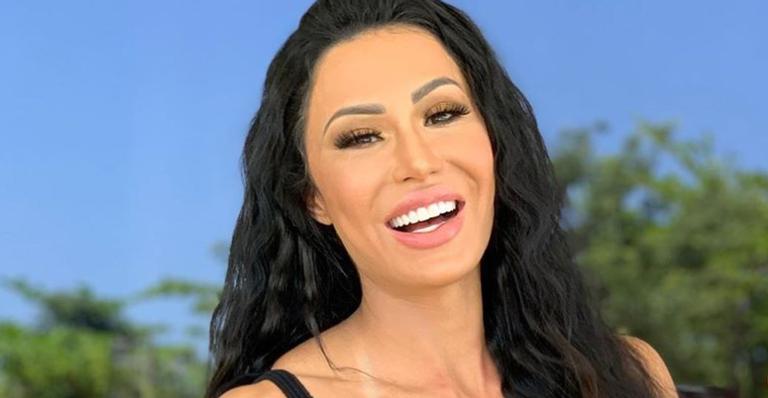 Fofura! Gracyanne Barbosa treina com apoio do cachorro e diverte seguidores