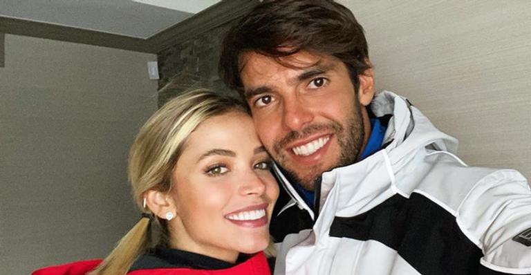 Grávida, esposa de Kaká, Carol Dias mostra barriguinha de 4 meses: ”Já te amo tanto”