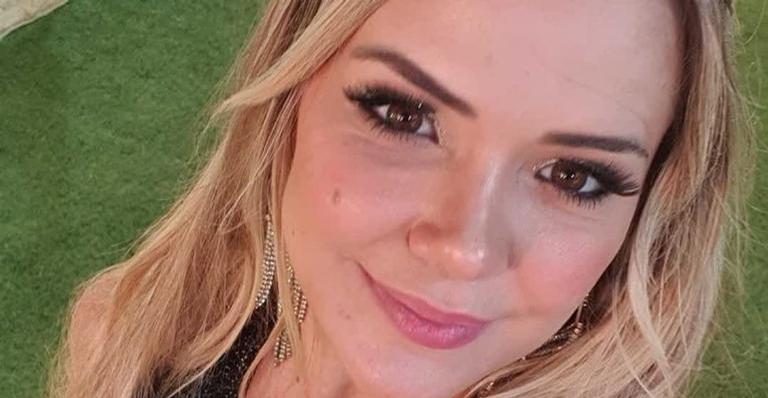 Marcela do BBB 20 posa com look transparente e boa forma rende elogios
