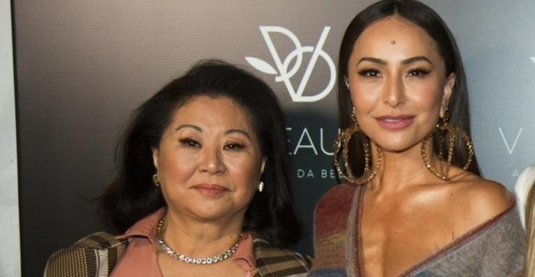 Sabrina Sato se diverte ao fazer desafio da web ao lado da mãe