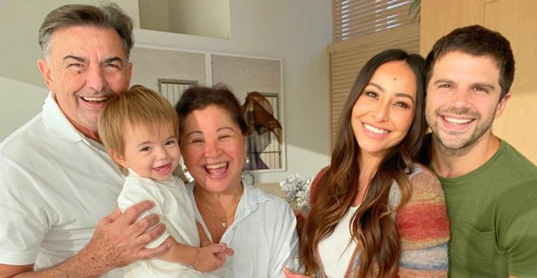 Fofura total! Zoe Sato encanta ao ficar de dengo com a mãe e a avó