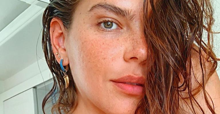 Mariana Goldfarb sensualiza no sofá e arranca suspiros dos internautas: ”Deusa”