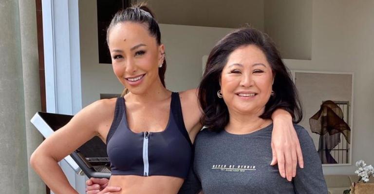 Sabrina Sato se prepara para treino do dia com a mãe e fãs elogiam: ”Duas lindas”