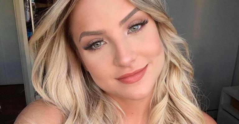 De camisola, Gabi Martins acompanha live de Marilia Mendonça e chama atenção da web