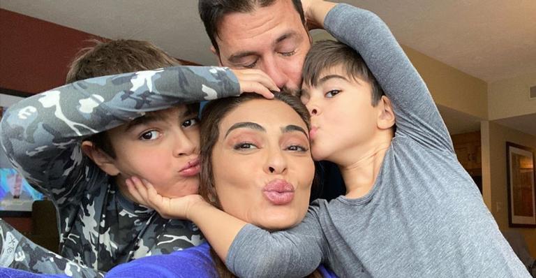 Juliana Paes surge agarradinha com os filhos e encanta web