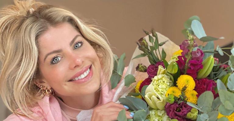 Karina Bacchi faz linda homenagem a mãe e se declara na web: ”Te amo para sempre”