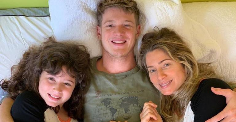 Leticia Spiller comemora Dia das Mães com os filhos e agradece: ”Privilégio de te-los ao meu lado”