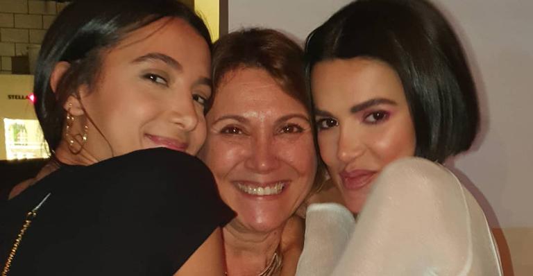 Manu Gavassi homenageia mãe com clique de viagem para a Disney e diverte web
