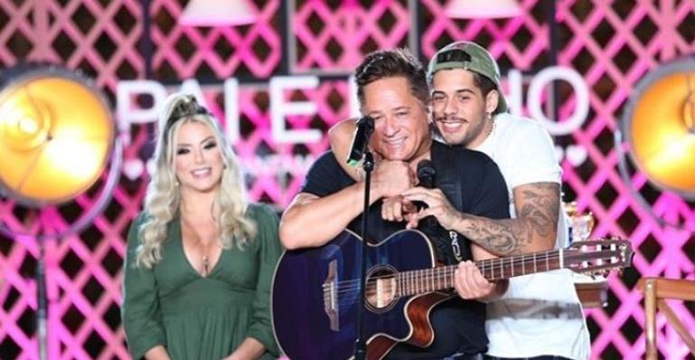 Após live ao lado do filho, Leonardo faz agradecimento: ”Obrigado por acolher a minha família”