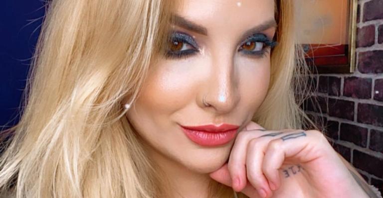 Ex-BBB Clara Aguilar exibe pinturas autorais e brinca: ”É muito mais difícil que expor um nude”