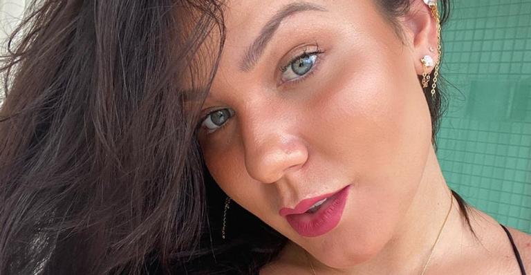 De biquíni, ex-BBB Cacau Macedo faz exercícios na varanda e arranca suspiros da web