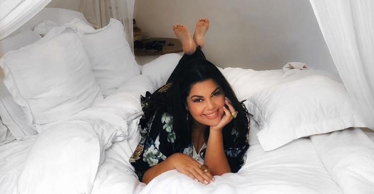Fabiana Karla posa ao lado dos pets e manda recado: ”Busque a sua paz”
