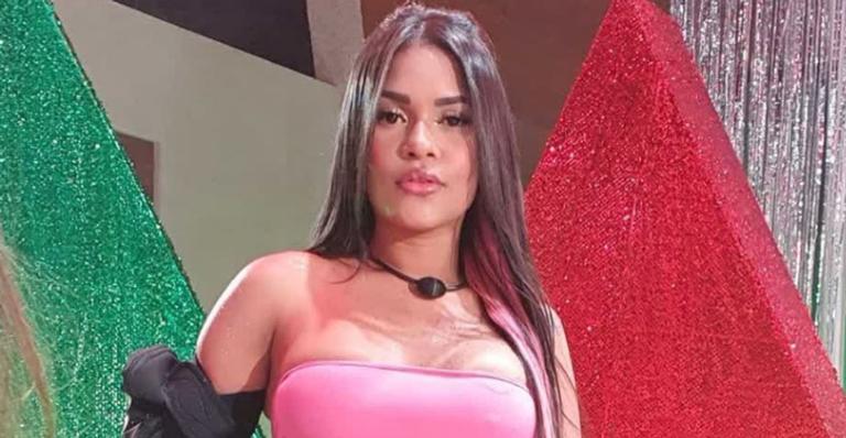 Flayslane surge fazendo carão para a câmera e recebe elogios: ”Que mulher linda”