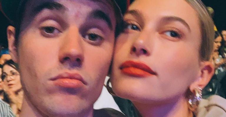 Durante live, Hailey Bieber comenta sobre as comparações que fazem dela e a ex de Justin Bieber