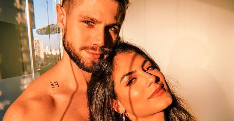 Jonas Sulzbach e Mari Gonzalez posam juntos pós-treino e deixam os internautas babando