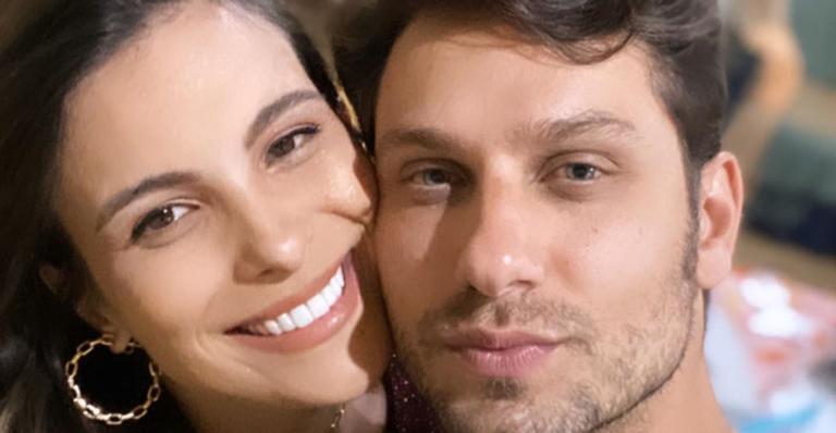 Em meio a girassóis, Kamilla Salgado surge nua e exibe barriguinha de grávida