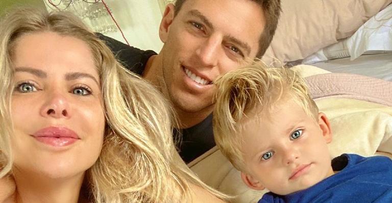 Fofura do dia! Enrico aparece nos ombros de Karina Bacchi que aparece nos de Amaury Nunes
